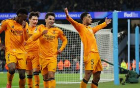 Jude Bellingham celebra el gol de la victoria del Real Madrid en el Etihad Stadium.