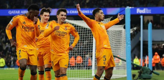 Jude Bellingham celebra el gol de la victoria del Real Madrid en el Etihad Stadium.