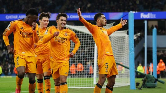 Jude Bellingham celebra el gol de la victoria del Real Madrid en el Etihad Stadium.