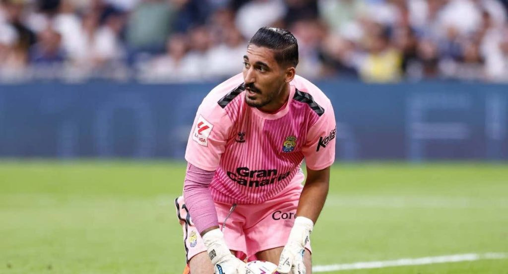 Álvaro Valles atrapa un balón en el Santiago Bernabéu.