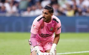 Álvaro Valles atrapa un balón en el Santiago Bernabéu.