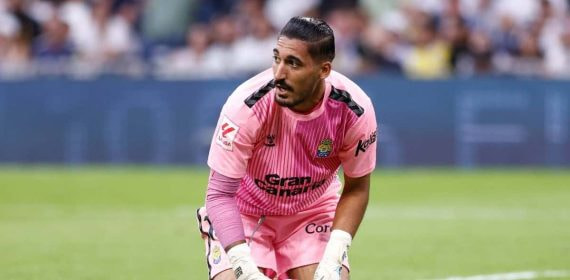 Álvaro Valles atrapa un balón en el Santiago Bernabéu.
