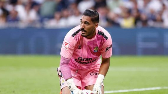 Álvaro Valles atrapa un balón en el Santiago Bernabéu.