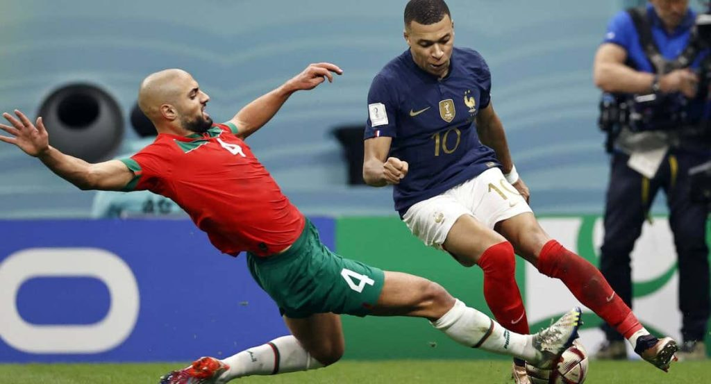 Sofyan Amrabat, en acción junto a Kylian Mbappé durante el Mundial.