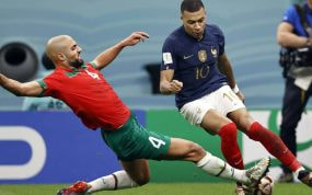 Sofyan Amrabat, en acción junto a Kylian Mbappé durante el Mundial.