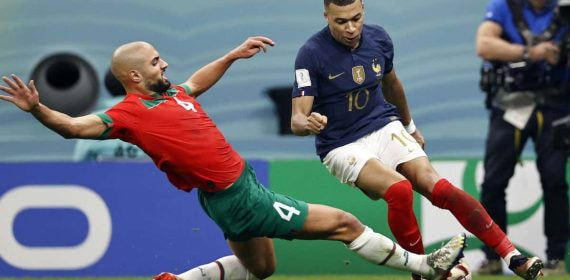 Sofyan Amrabat, en acción junto a Kylian Mbappé durante el Mundial.