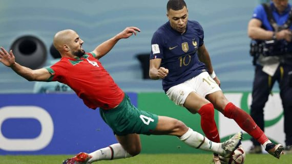 Sofyan Amrabat, en acción junto a Kylian Mbappé durante el Mundial.