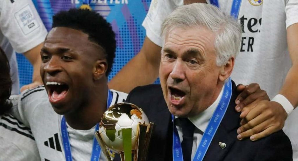 Ancelotti celebra la Intercontinental con Vinicius