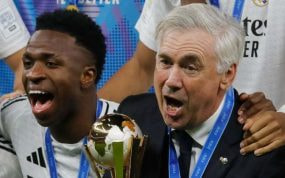 Ancelotti celebra la Intercontinental con Vinicius
