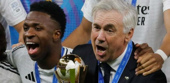 Ancelotti celebra la Intercontinental con Vinicius