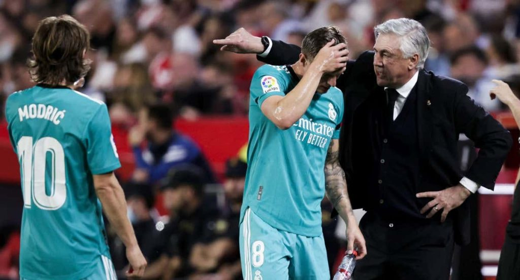 Ancelotti da órdenes a Kroos en presencia de Modric en un partido del Madrid en Liga.