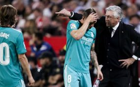 Ancelotti da órdenes a Kroos en presencia de Modric en un partido del Madrid en Liga.