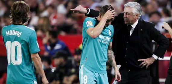 Ancelotti da órdenes a Kroos en presencia de Modric en un partido del Madrid en Liga.