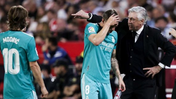 Ancelotti da órdenes a Kroos en presencia de Modric en un partido del Madrid en Liga.