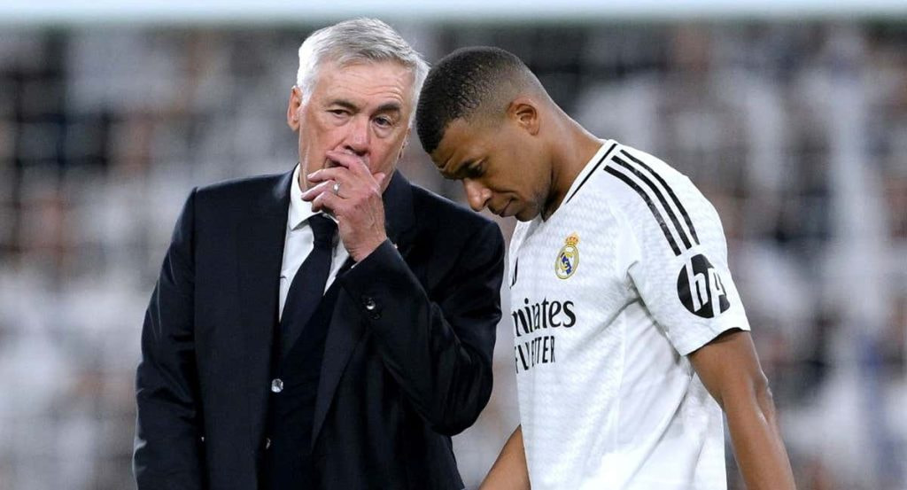 Carlos Ancelotti dialoga con Kylian Mbappé.