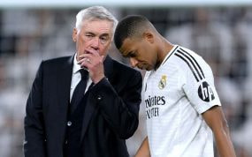 Carlos Ancelotti dialoga con Kylian Mbappé.
