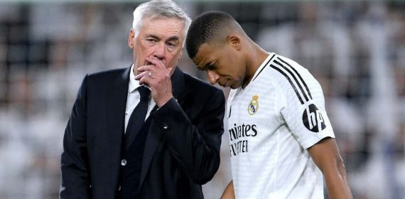Carlos Ancelotti dialoga con Kylian Mbappé.
