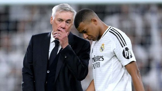 Carlos Ancelotti dialoga con Kylian Mbappé.