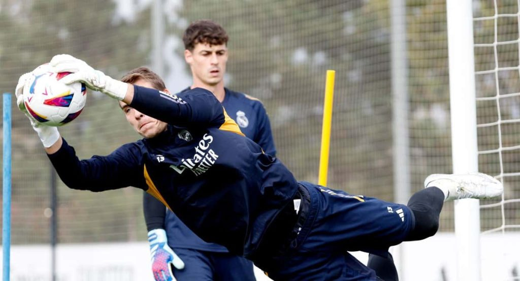 Lunin, en un entrenamiento en Valdebebas con Kepa de fondo.