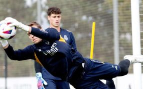 Lunin, en un entrenamiento en Valdebebas con Kepa de fondo.
