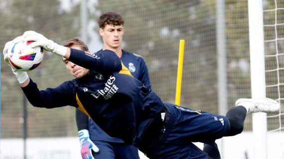 Lunin, en un entrenamiento en Valdebebas con Kepa de fondo.