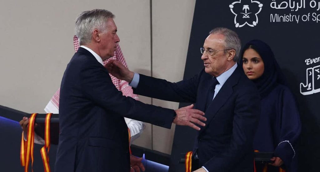 Ancelotti, contrariado, saluda a Florentino Pérez tras el partido.