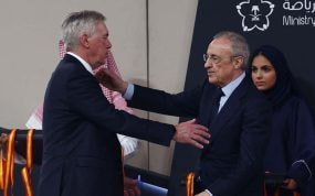 Ancelotti, contrariado, saluda a Florentino Pérez tras el partido.