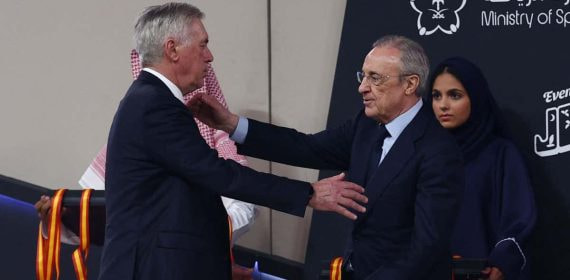Ancelotti, contrariado, saluda a Florentino Pérez tras el partido.
