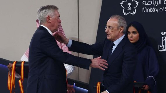 Ancelotti, contrariado, saluda a Florentino Pérez tras el partido.