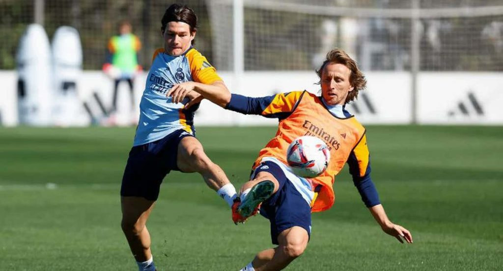 Modric pugna por un balón con Fran García en el entrenamiento de esta mañana.