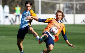 Modric pugna por un balón con Fran García en el entrenamiento de esta mañana.