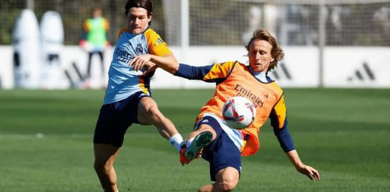 Modric pugna por un balón con Fran García en el entrenamiento de esta mañana.