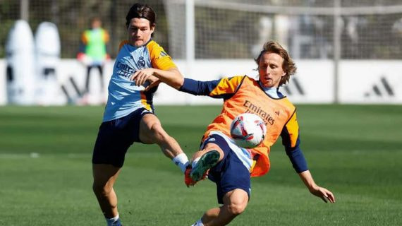 Modric pugna por un balón con Fran García en el entrenamiento de esta mañana.
