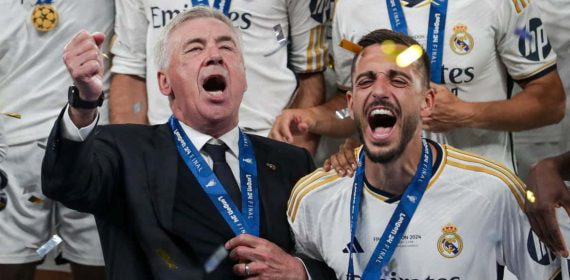 Ancelotti celebra la Decimoquinta junto a Joselu.