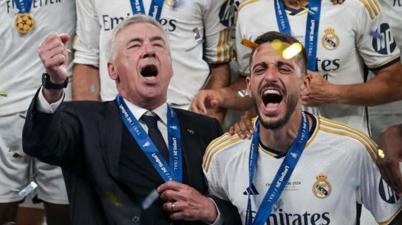 Ancelotti celebra la Decimoquinta junto a Joselu.