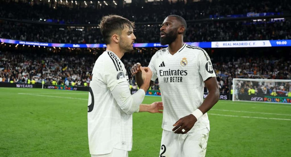 Rüdiger y Asencio se saludan tras un partido.