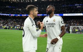 Rüdiger y Asencio se saludan tras un partido.
