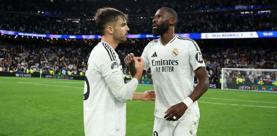 Rüdiger y Asencio se saludan tras un partido.