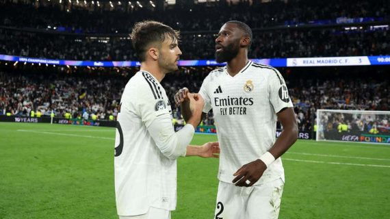 Rüdiger y Asencio se saludan tras un partido.