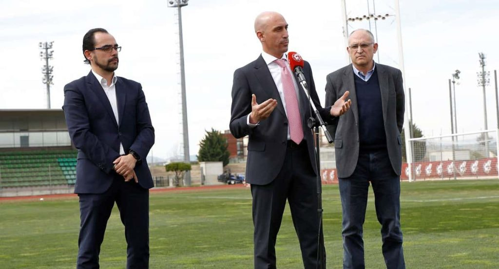 Alfredo Olivares, Luis Rubiales y Andreu Camps, en la Ciudad del Fútbol de Las Rozas en 2020.
