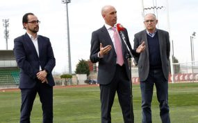 Alfredo Olivares, Luis Rubiales y Andreu Camps, en la Ciudad del Fútbol de Las Rozas en 2020.