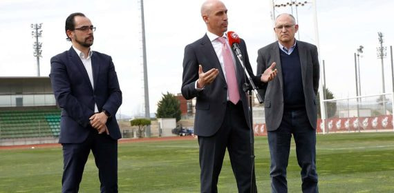 Alfredo Olivares, Luis Rubiales y Andreu Camps, en la Ciudad del Fútbol de Las Rozas en 2020.