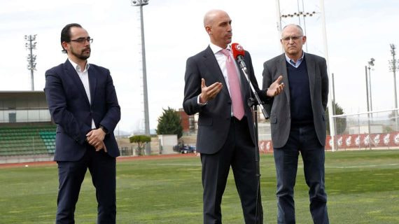 Alfredo Olivares, Luis Rubiales y Andreu Camps, en la Ciudad del Fútbol de Las Rozas en 2020.