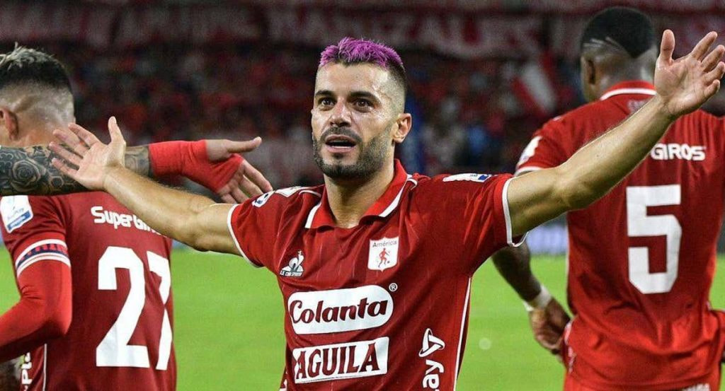Iago Falqué celebra un gol con el América de Cali.