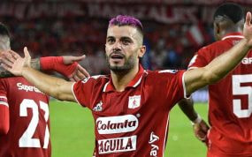 Iago Falqué celebra un gol con el América de Cali.