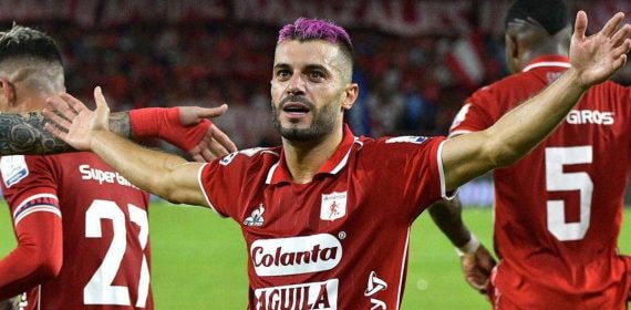 Iago Falqué celebra un gol con el América de Cali.