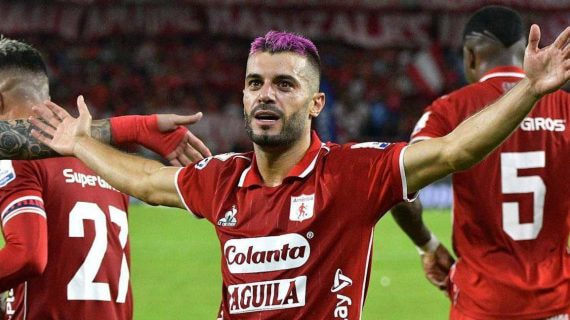 Iago Falqué celebra un gol con el América de Cali.