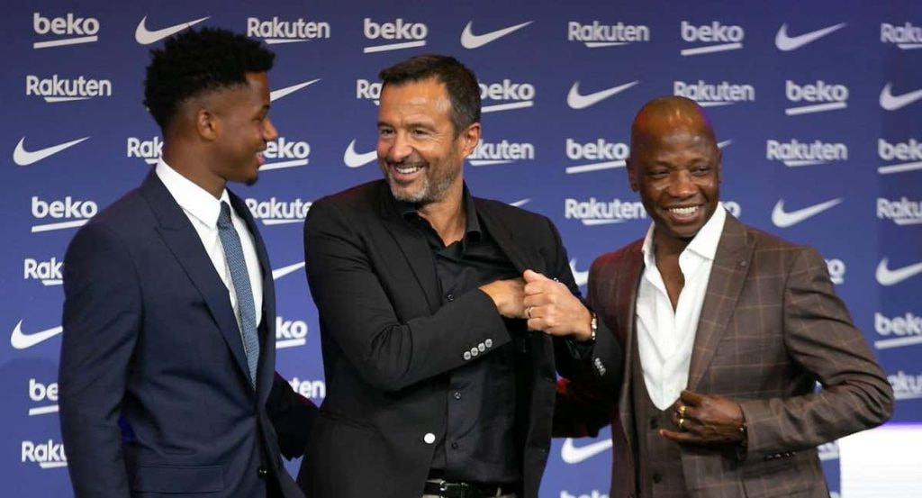 Ansu Fati, junto a Jorge Mendes en una imagen de archivo.