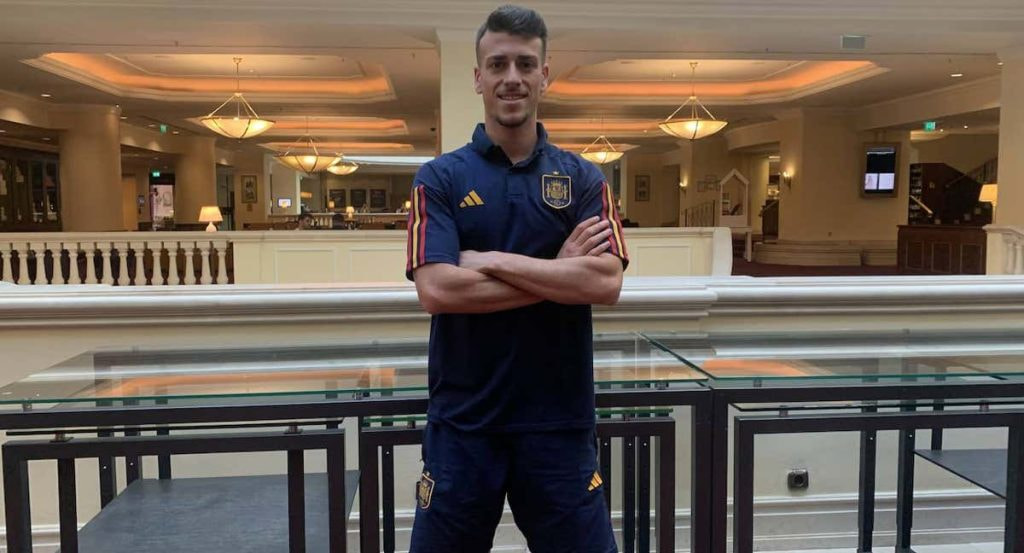 Antonio Blanco posa para Relevo en el hotel de España en Bucarest.