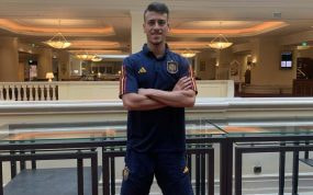 Antonio Blanco posa para Relevo en el hotel de España en Bucarest.